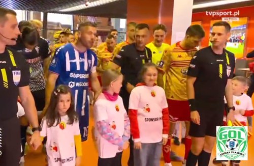 Zawodnicy GOL Giżycko wyprowadzali Mistrzów Polski Jagielloni Białystok w meczu z Górnikiem Zabrze